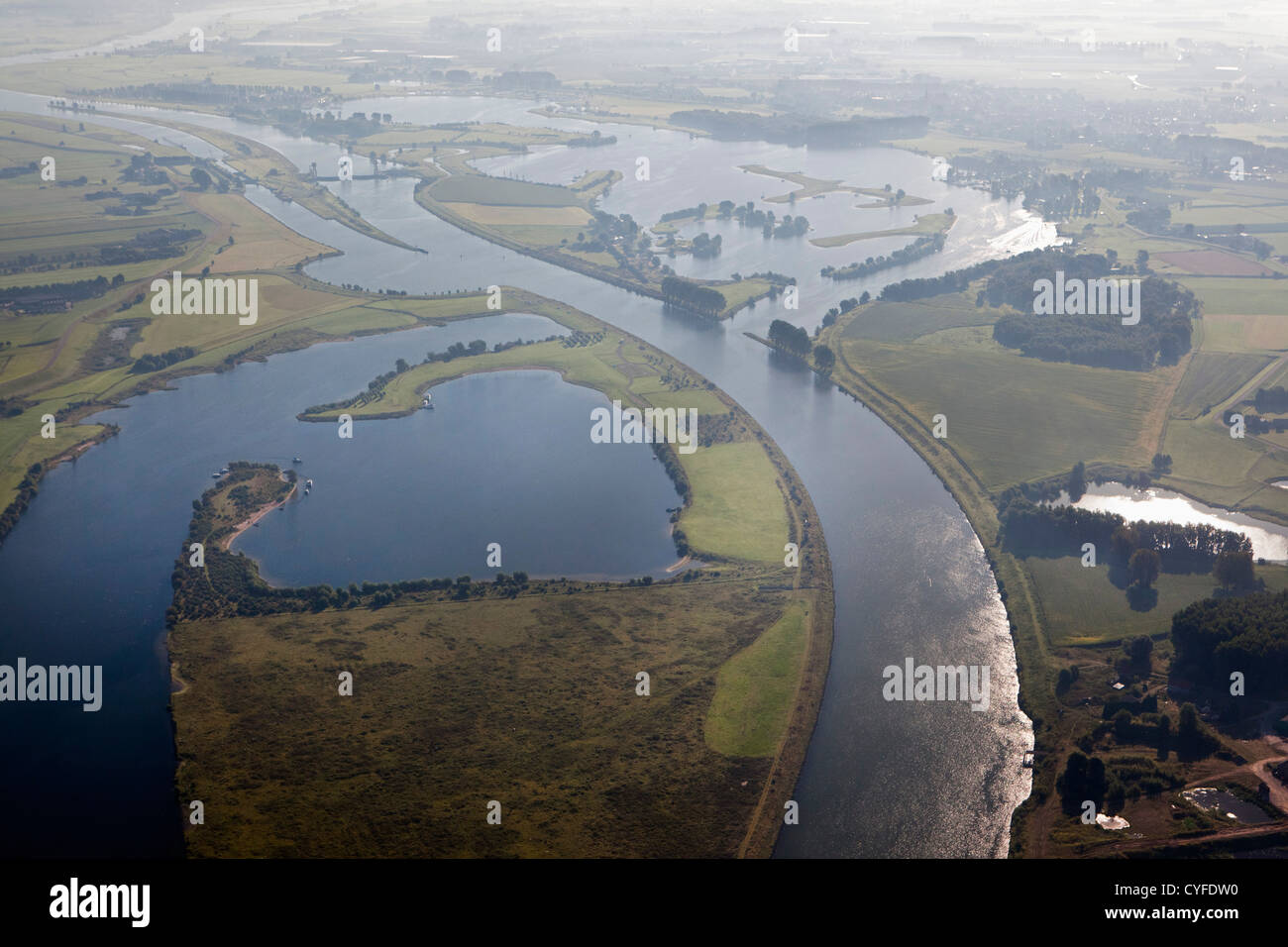 I Paesi Bassi, Maurik, Yacht-bacino, inondazione-diga di controllo nel fiume Lek, chiamato anche: Neder-Rijn. Antenna Foto Stock