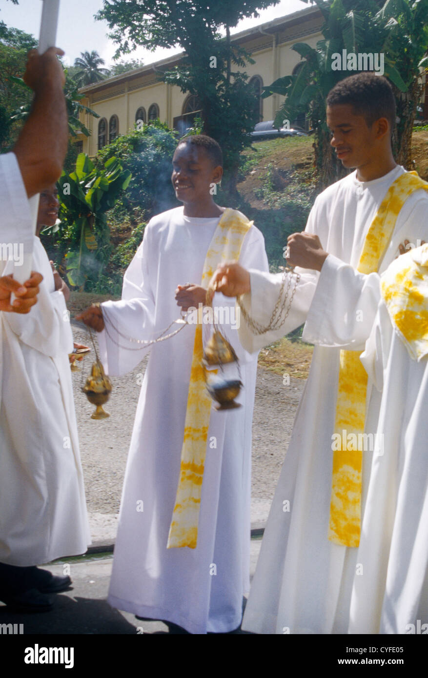 Scarborough Tobago Corpus Christi Processione ragazzi che trasportano il thurible (bruciatori con incenso sospeso) Foto Stock