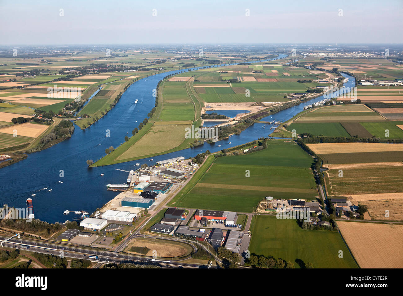 I Paesi Bassi, Waspik vicino a Waalwijk. Overdiepse polder. Azienda agricola essendo ricostruire sul tumulo. Antenna. Foto Stock