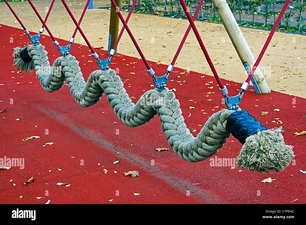 Corda di serpente giocattolo situato in un parco di divertimenti per i bambini. Foto Stock