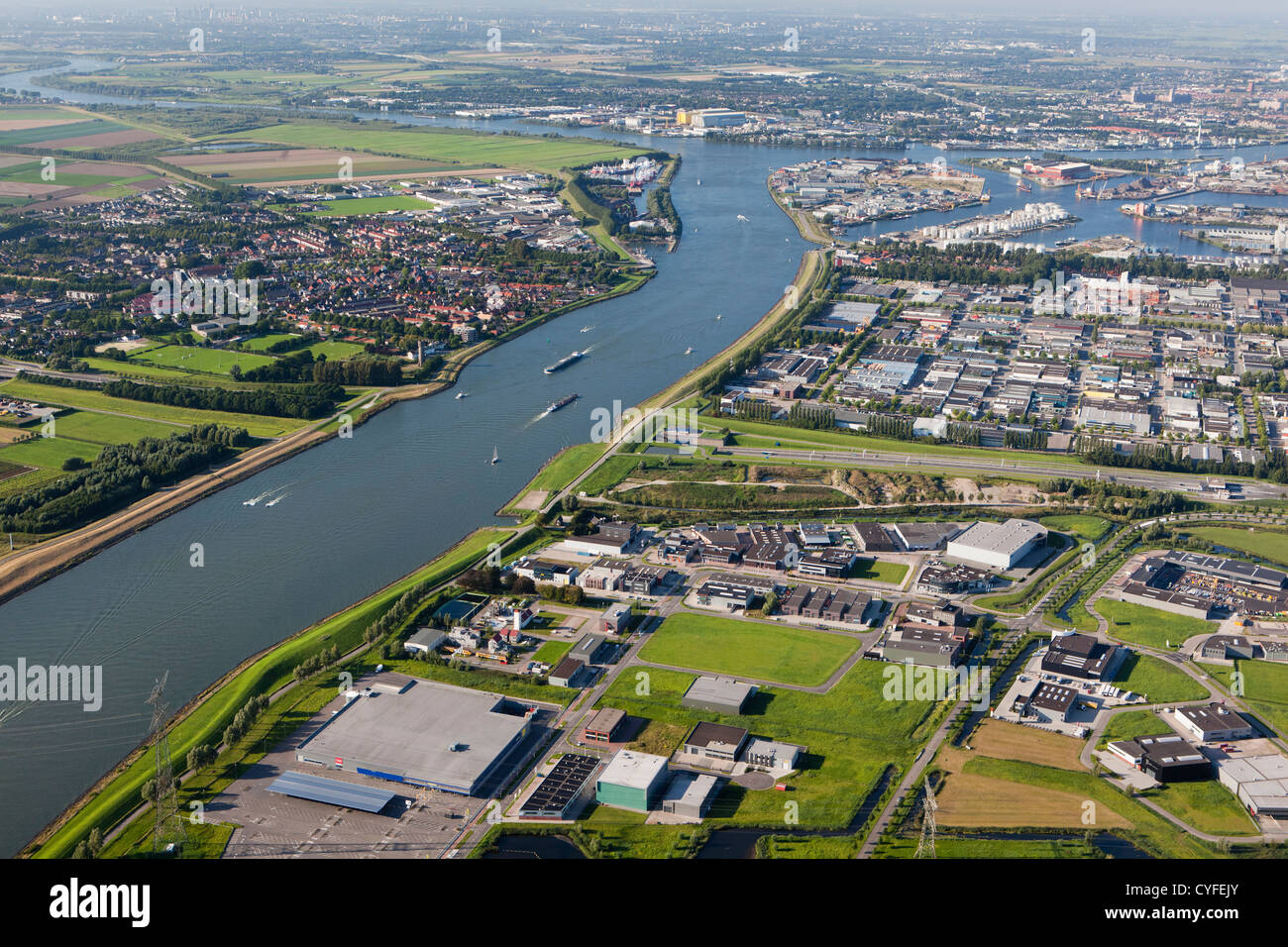 I Paesi Bassi, Dordrecht, barche nel fiume chiamato Dordtse Kil. Lasciato il villaggio di 's-Gravendeel. Diritto area industriale. Antenna. Foto Stock