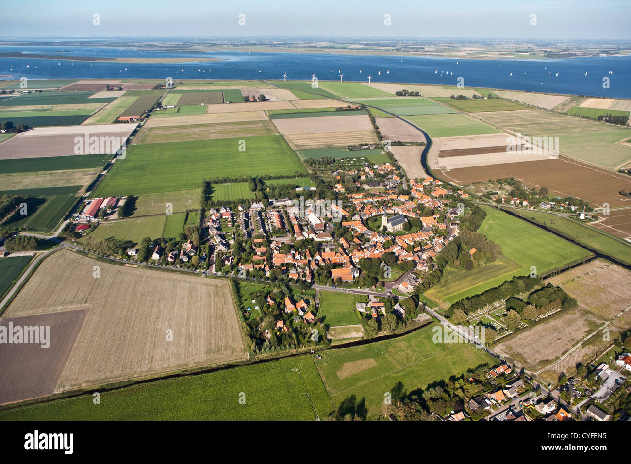 I Paesi Bassi, Dreischor, vista sulla circolare village center e terreni agricoli. Antenna. Foto Stock