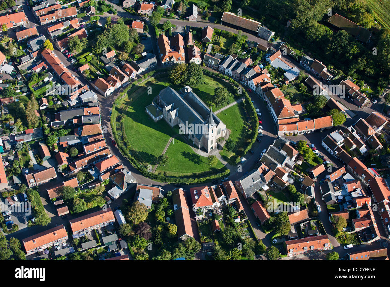 I Paesi Bassi, Dreischor, vista sulla circolare nel centro del paese e della chiesa. Antenna. Foto Stock