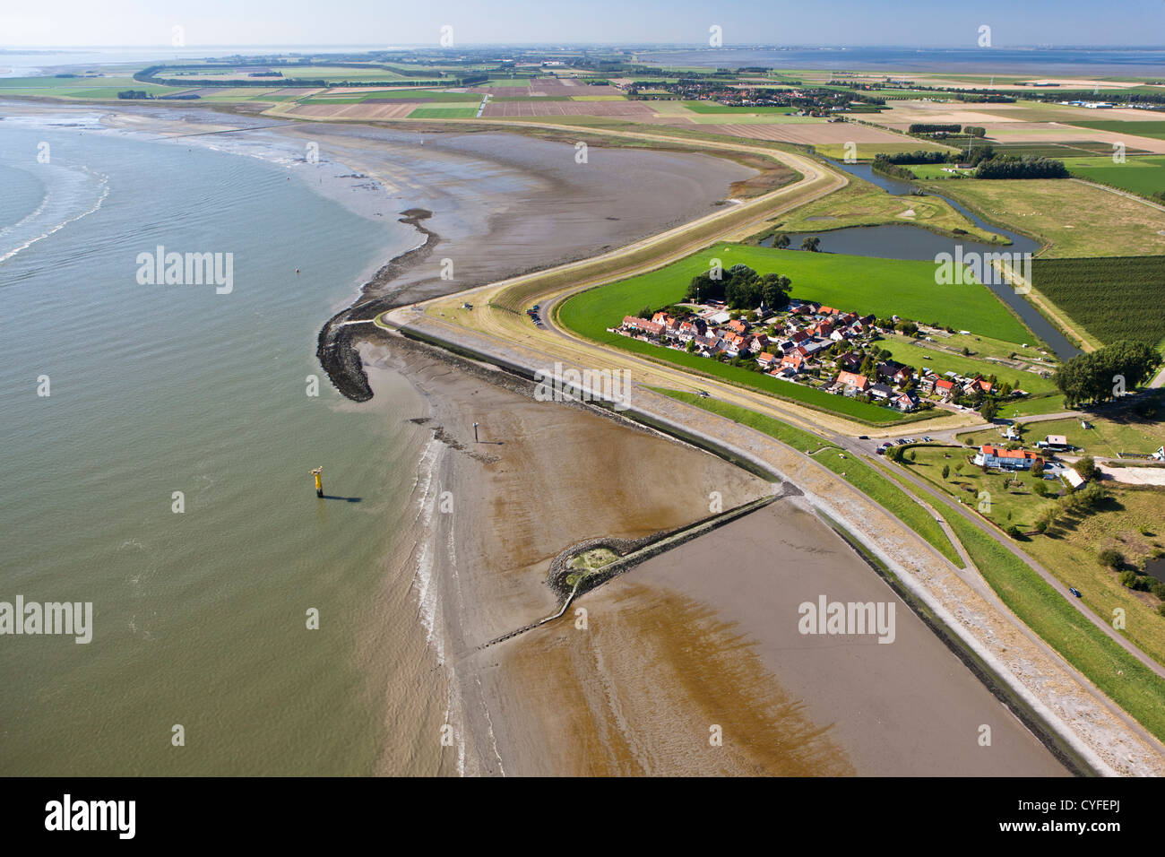 I Paesi Bassi, bagno, vista sul villaggio e sul fiume Westerschelde. Antenna. Foto Stock