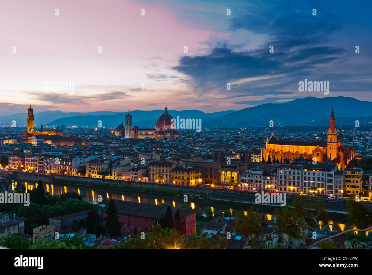 Firenze, Italia - skyline con il Duomo e il Palazzo Vecchio e il fiume Arno Foto Stock