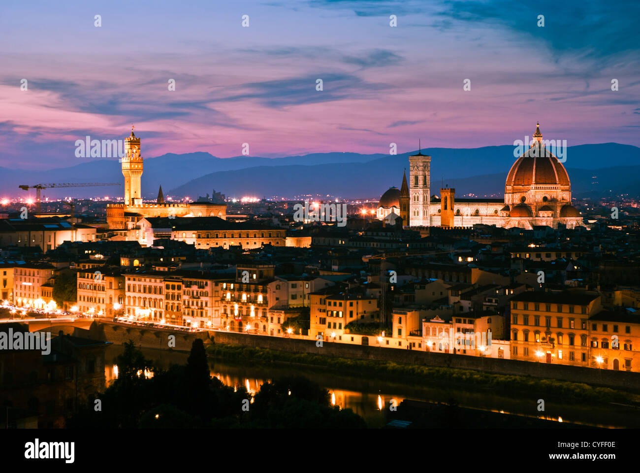 Firenze, Italia - skyline con il Duomo e il Palazzo Vecchio e il fiume Arno Foto Stock