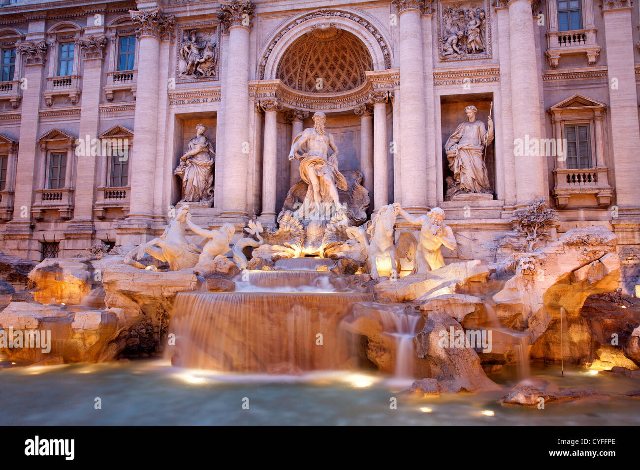 Roma - Fontana di Trevi in sera Foto Stock