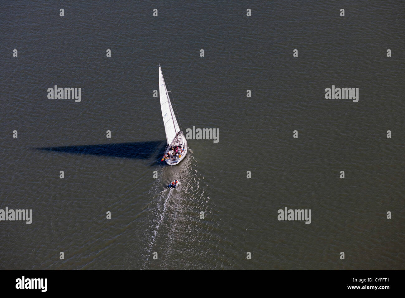 I Paesi Bassi, Nieuw Namen. Yacht e Barche di gomma nel fiume Westerschelde. Antenna. Foto Stock