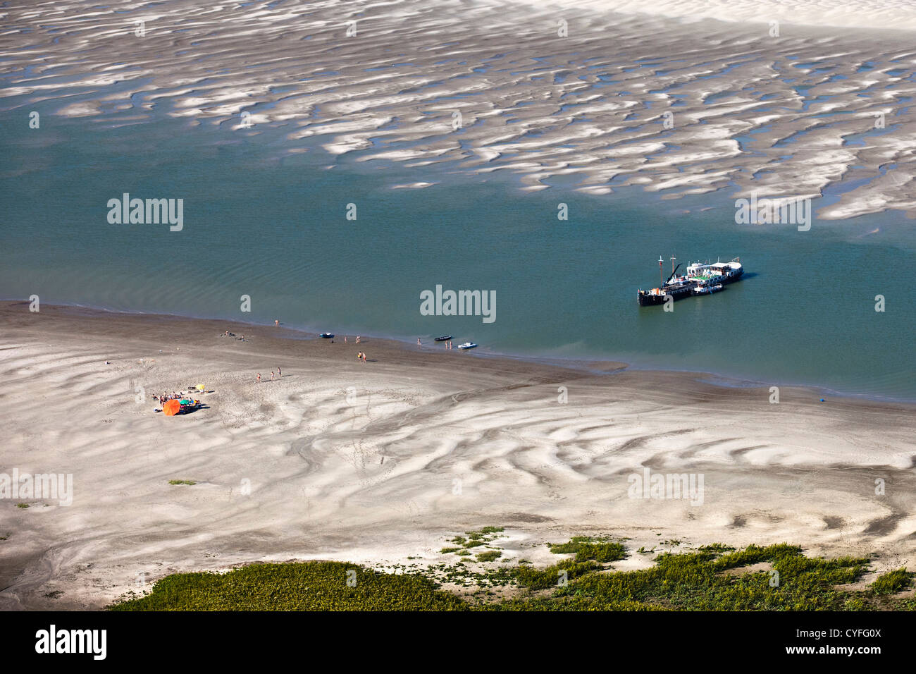 I Paesi Bassi, Nieuw Namen. Le persone che viaggiano con barche aventi il pranzo sul tidal banchi di sabbia di fiume Westerschelde. Antenna. Foto Stock