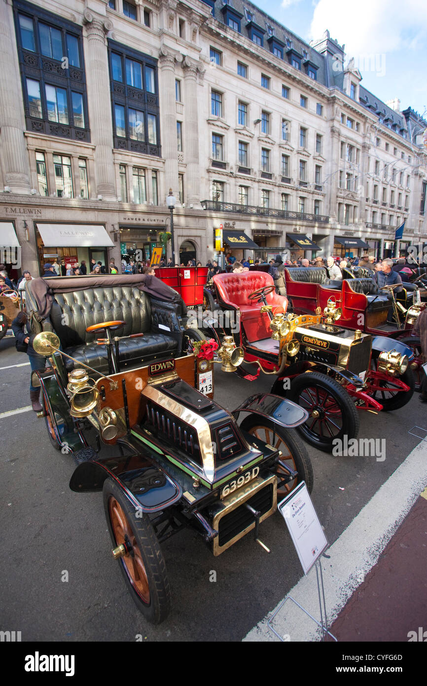 Il Regent Street Motor Show. Londra, Regno Unito. 03.11.2012 Foto mostra classic le vetture schierate su Regent Street, il più grande motore di libero mostra nel Regno Unito in cui i partecipanti di Londra a Brighton Veteran Car Run prendere parte in Regent Street Motor Show al fianco di automobili di proprietà di Royal Automobile Club membri sabato 3 novembre. Foto Stock