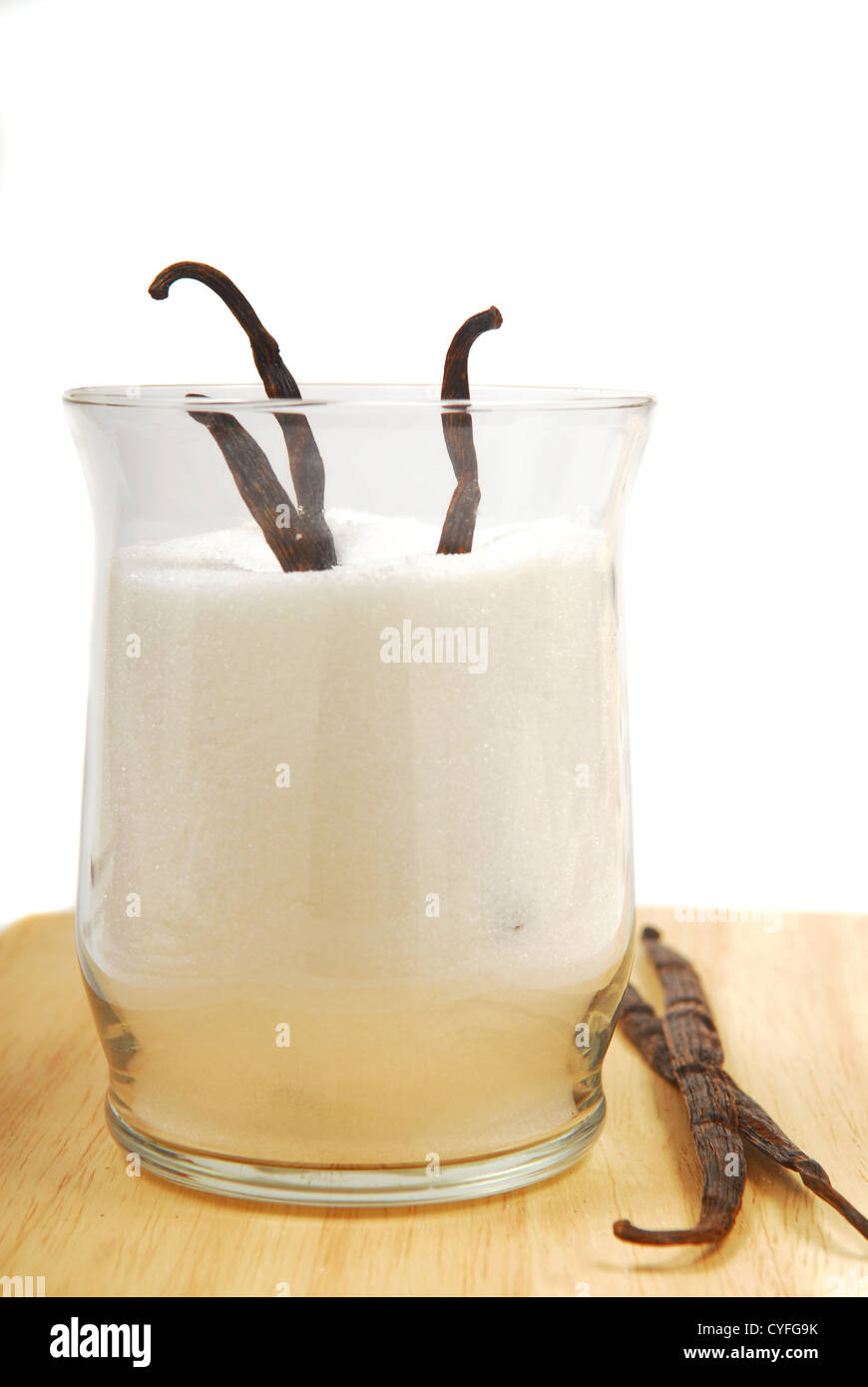 Freschi di baccelli di vaniglia in appoggio in un barattolo di zucchero Foto Stock