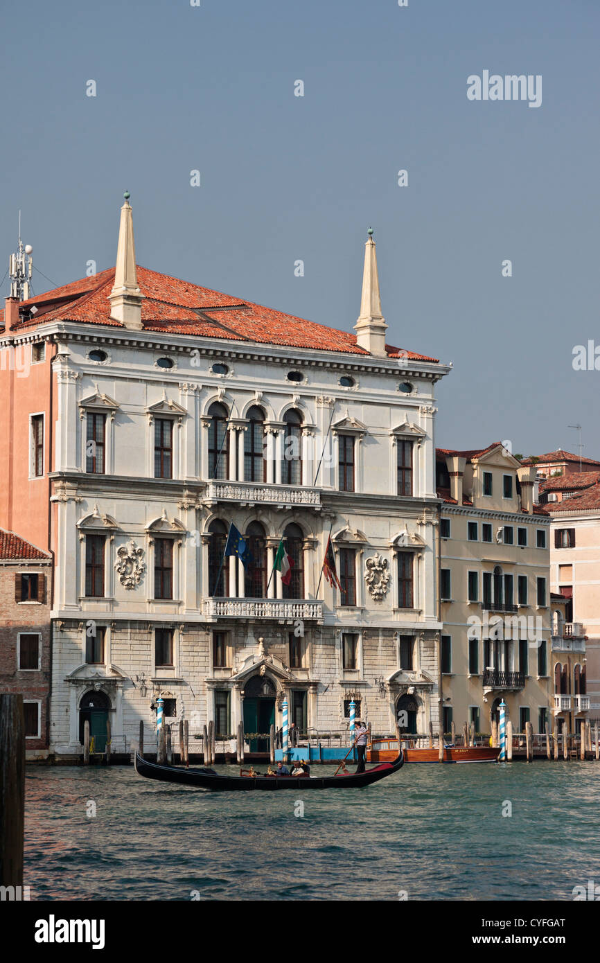 Gondoliere sul Canal Grande di Venezia indossando il tradizionale stripped shirt e paglia navigante hat Foto Stock