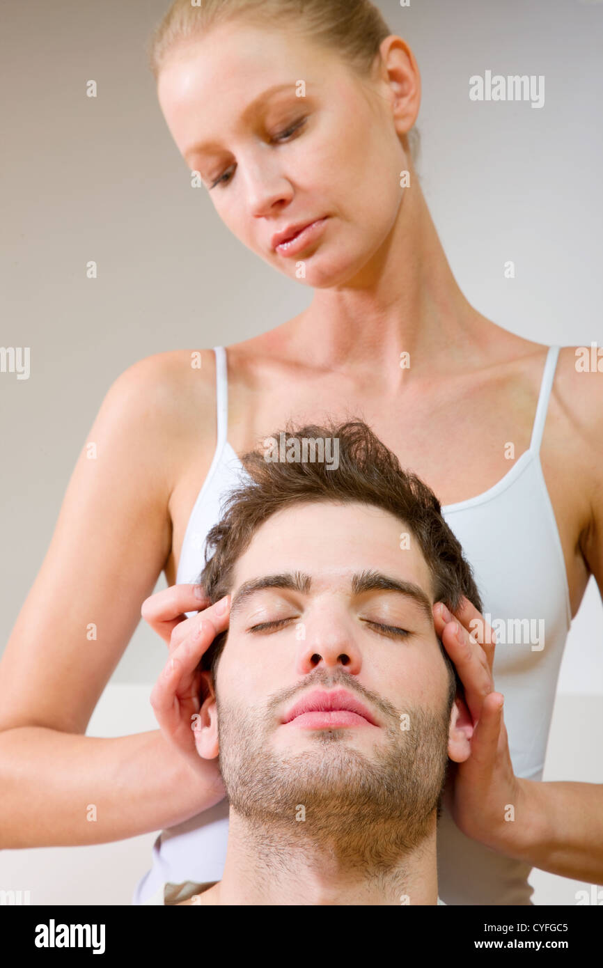 Donna Uomo massaggio alle tempie Foto stock - Alamy