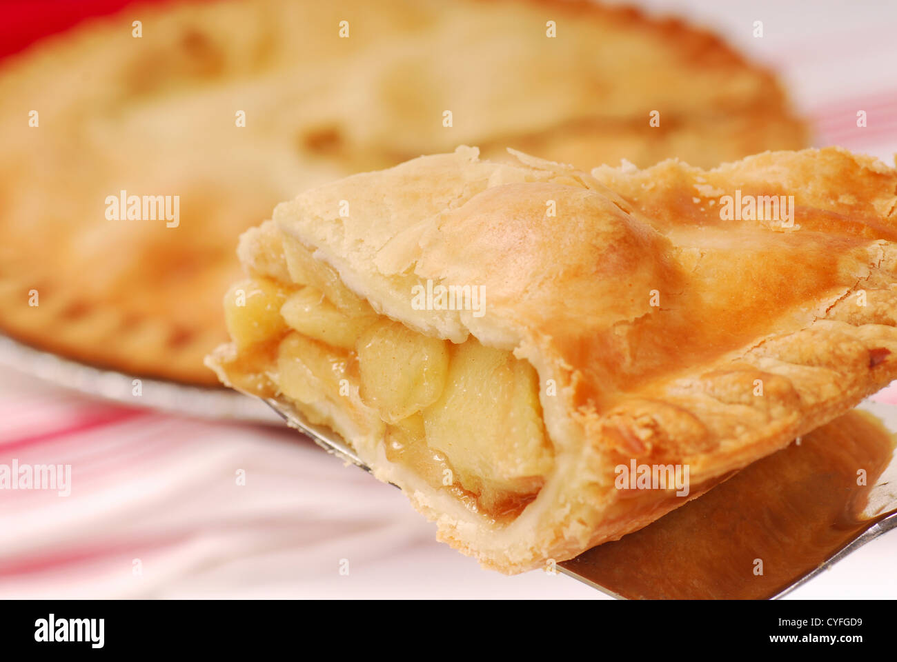 Pane appena sfornato la torta di mele con un pezzo di torta su una spatola Foto Stock