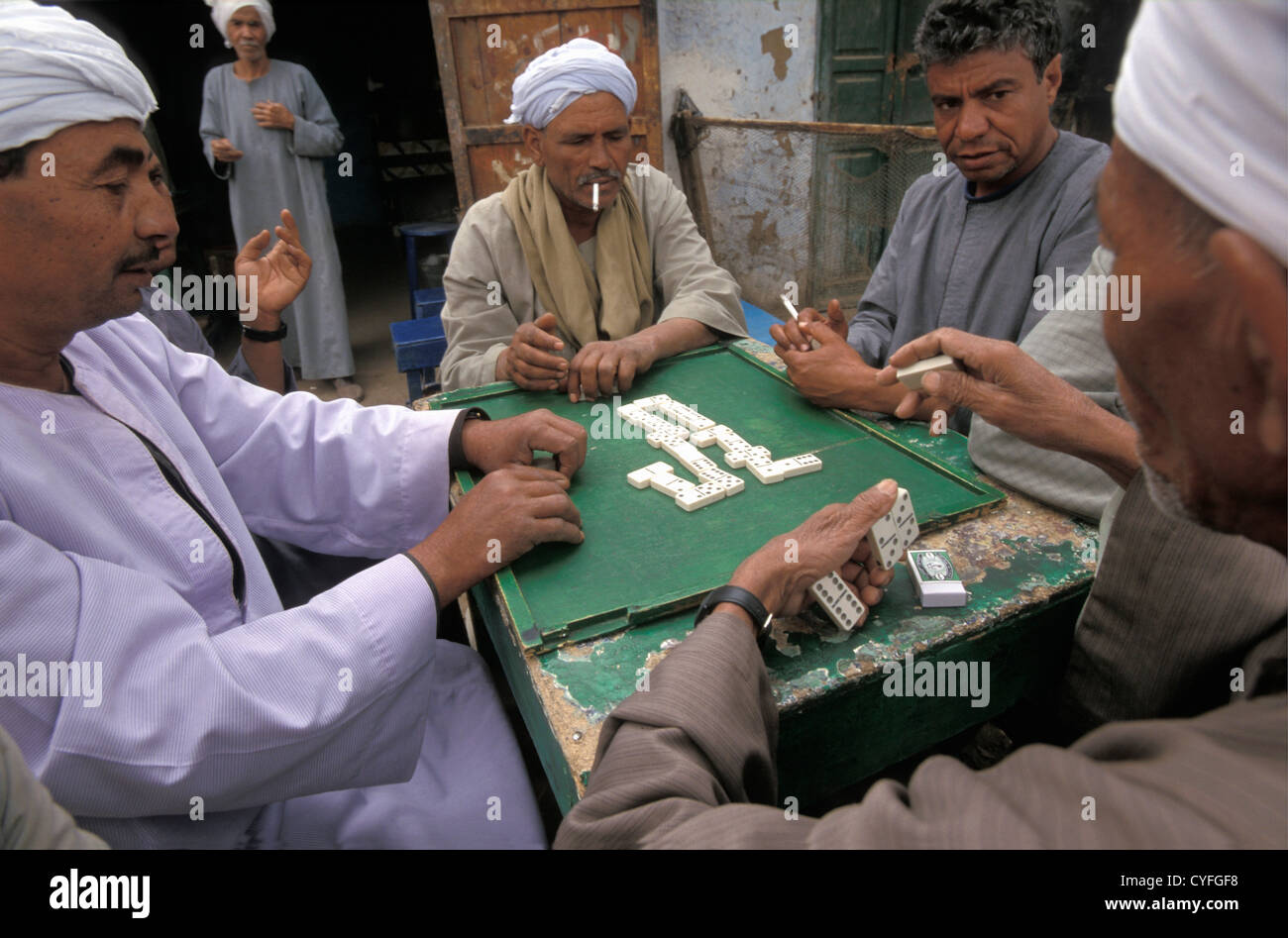 Egitto, fiume Nilo, Luxor, West Bank, gli agricoltori gioca domino Foto Stock