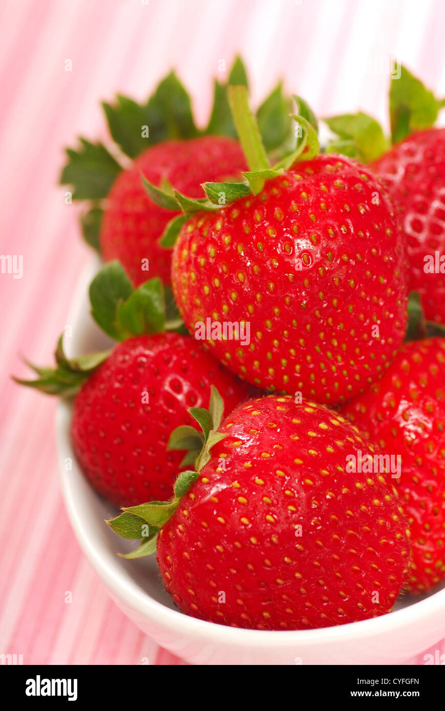 Deliziosi piatti freschi Fragole organico in una ciotola bianco Foto Stock