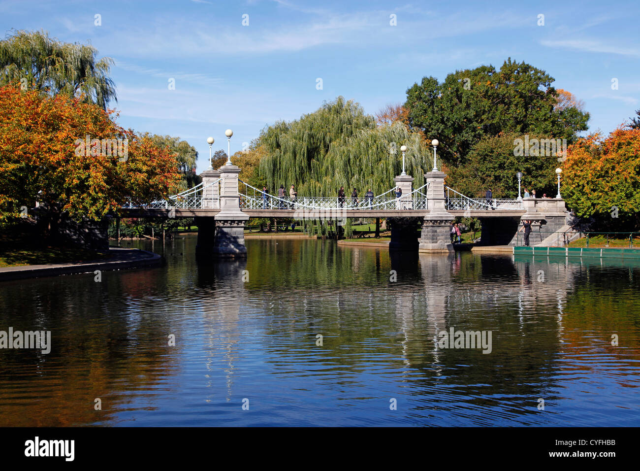 Ponte su un lago in Boston Public Garden Park, Boston, Massachusetts, America Foto Stock