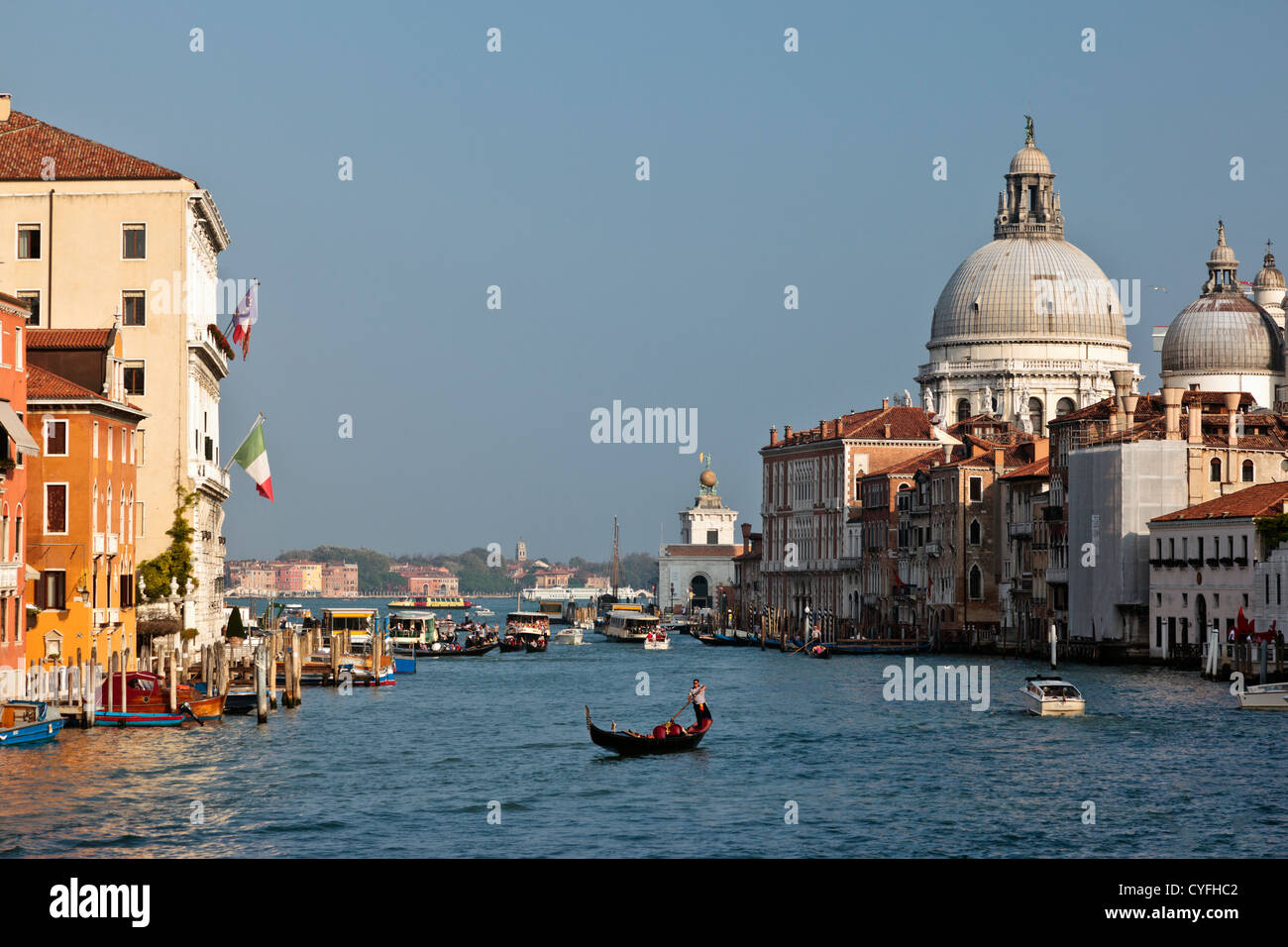 Canal Grande Venezia formano il ponte dell Accademia Foto Stock