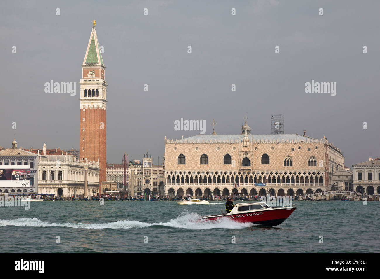 Vista da San Giogio Maggiore - guardando attraverso la laguna verso piazza San Marco. Una squadra di vigili del fuoco barca è passare alla velocità Foto Stock
