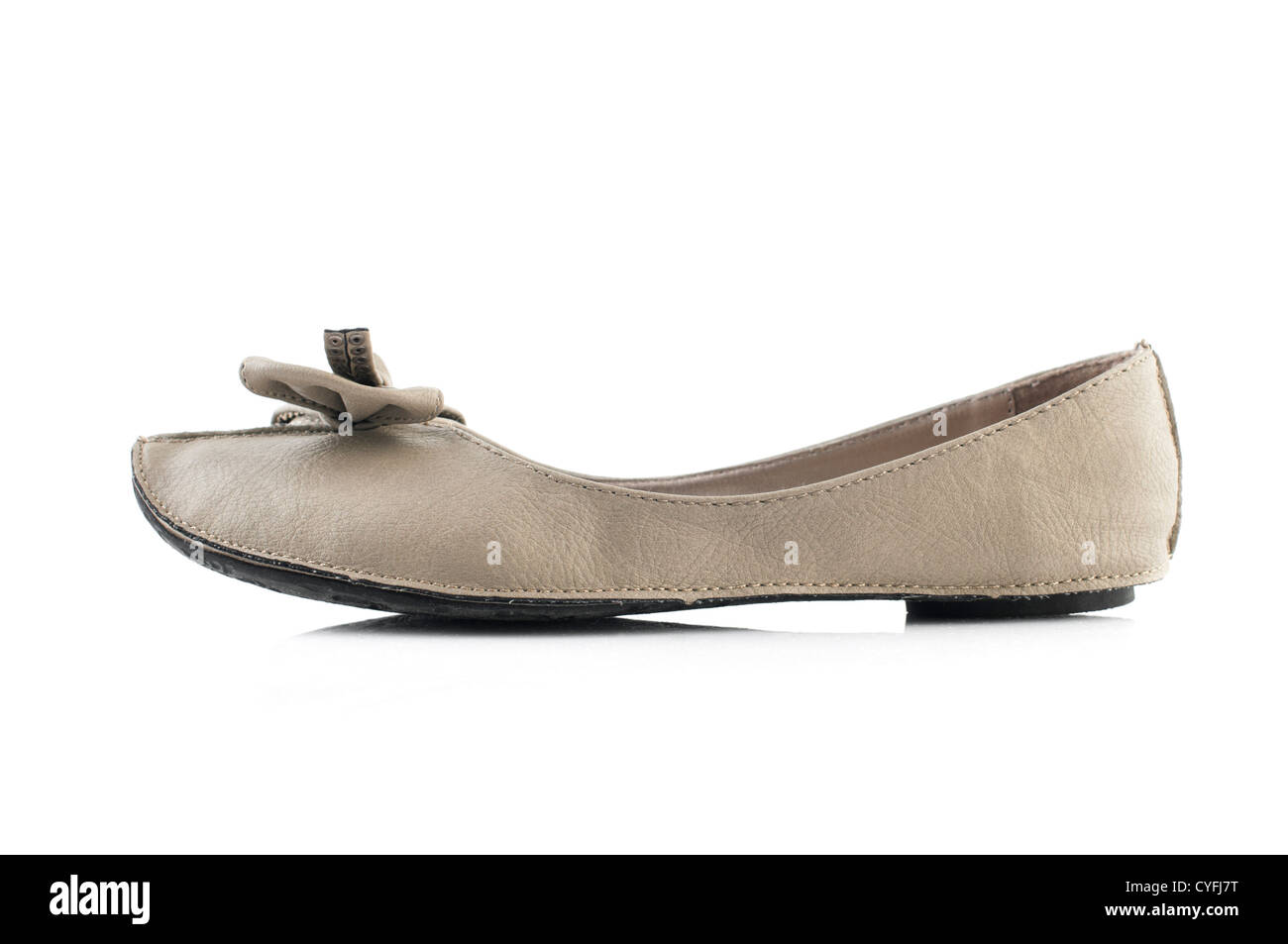 Unica donna scarpe piatte su sfondo bianco Foto Stock