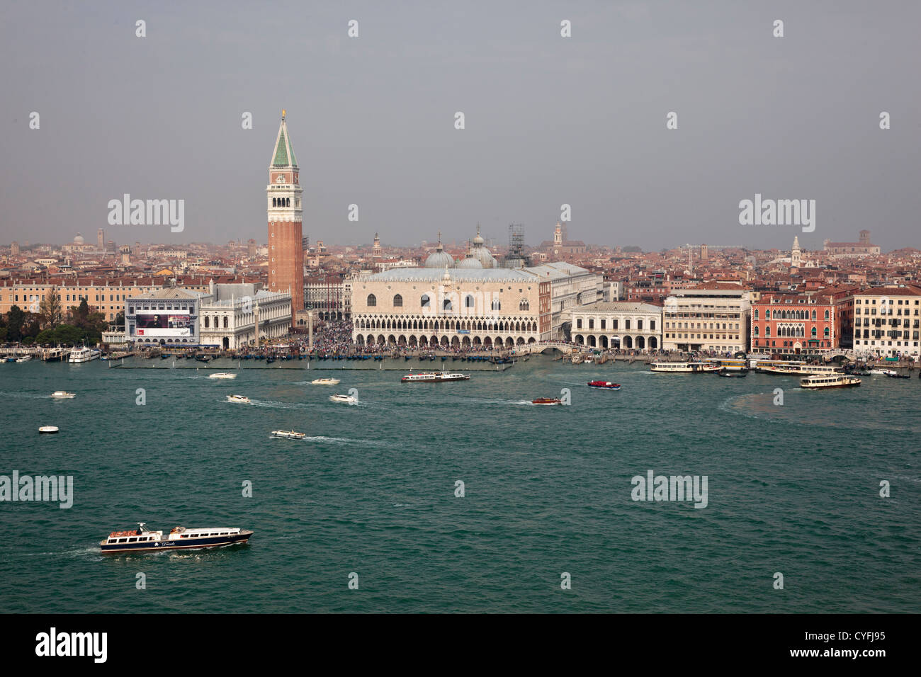 Vista dalla torre campanaria di San Giogio Maggiore - guardando attraverso la laguna verso piazza San Marco Foto Stock