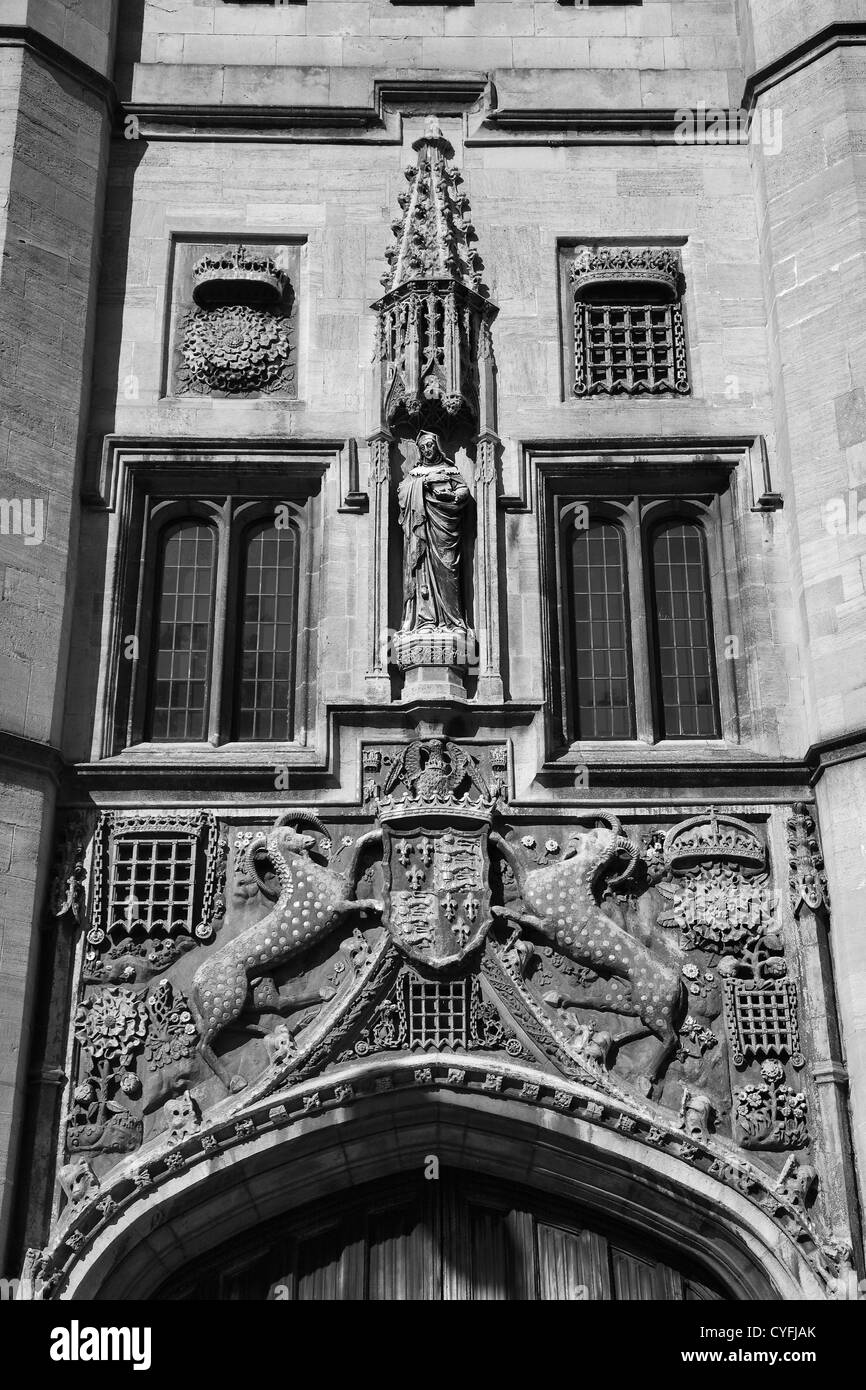 Bianco e Nero Detais al di sopra della porta di ingresso con le grandi porte di Cristo's College, Università della città di Cambridge, Inghilterra Foto Stock