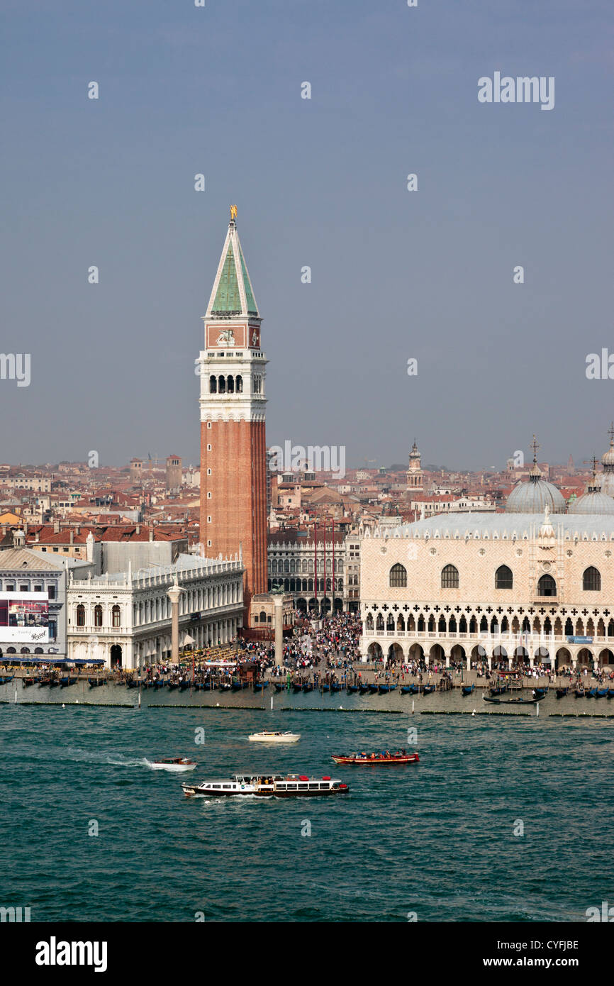 Vista dalla torre campanaria di San Giogio Maggiore - guardando attraverso la laguna verso piazza San Marco Foto Stock