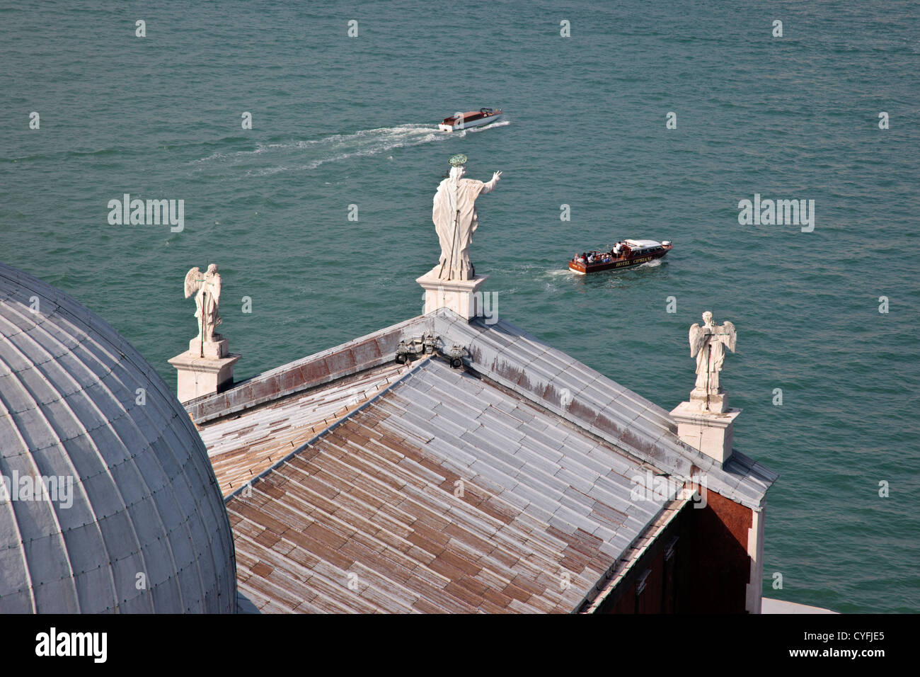 Vista dalla torre campanaria di San Giogio Maggiore - guardando verso il basso e verso la statua e le barche della laguna Foto Stock