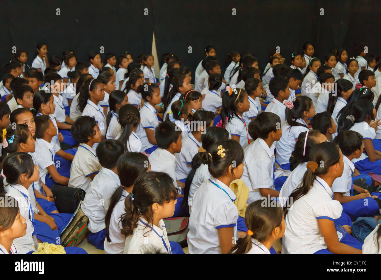 Assemblea di studenti nel ONG Pour un Sourir d'Enfant in Phnom Penh Cambogia Foto Stock