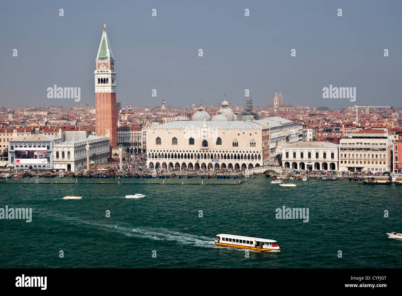 Vista dalla torre campanaria di San Giogio maggiore attraverso la laguna di Venezia, Piazza San Marco e il Palazzo Ducale Foto Stock