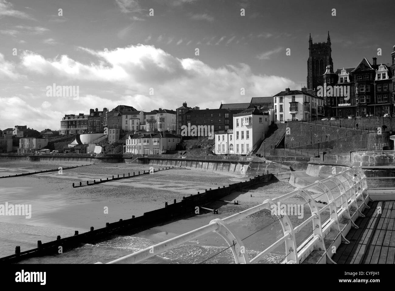 Giorno di estate vista sulla passeggiata a mare e di San Pietro e di san Paolo la Chiesa, Cromer town, Costa North Norfolk, Inghilterra, Regno Unito Foto Stock