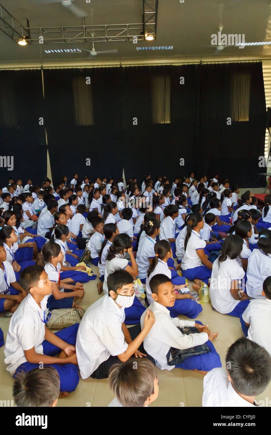 Assemblea di studenti nel ONG Pour un Sourir d'Enfant in Phnom Penh Cambogia Foto Stock