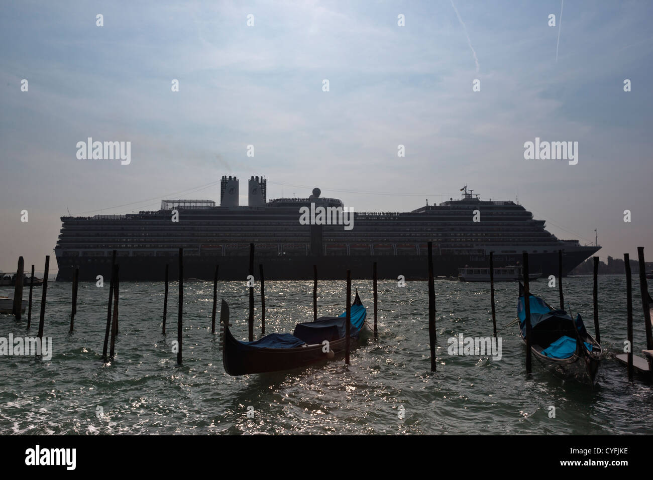 Nave da crociera in arrivo a Venezia, passando due gondole attraccate Foto Stock