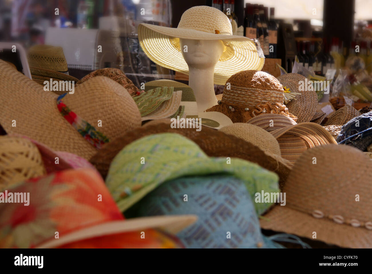 Colorato di cappelli di paglia a uno stallo del mercato in Piazza delle Erbe a Verona, Veneto, Italia Foto Stock
