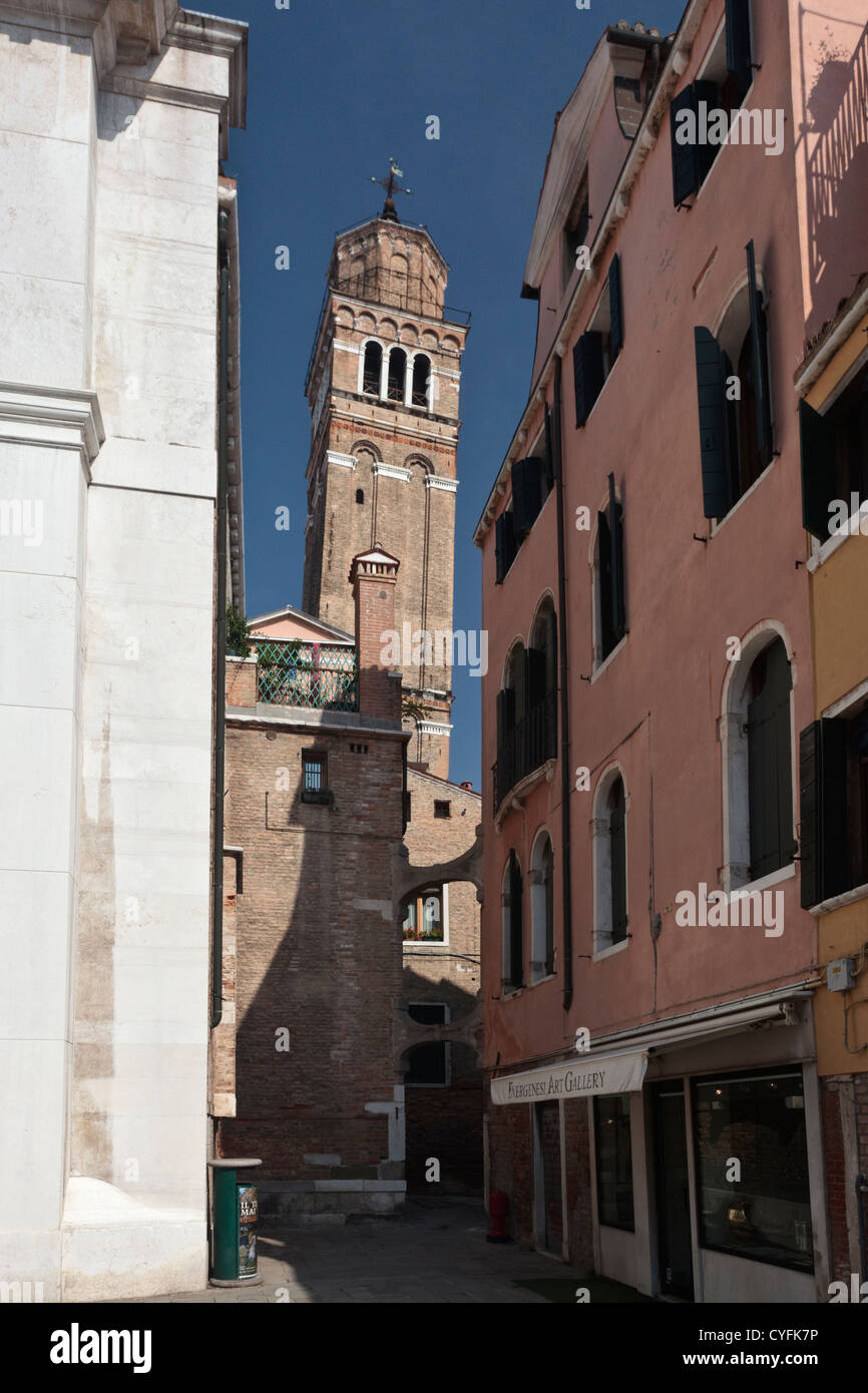 Campo San Maurizio, San Marco, Venezia - Scene di strada cercando tra le alte case verso uno di Venezia molte torri Foto Stock