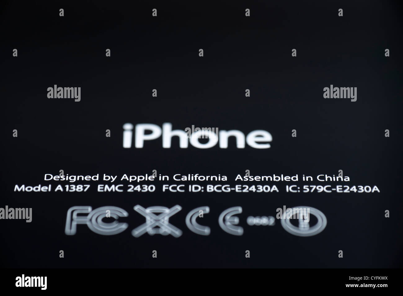Apple iPhone cover posteriore dettaglio. Focus su 'DISEGNATI da Apple in California Assemled in Cina. Foto Stock