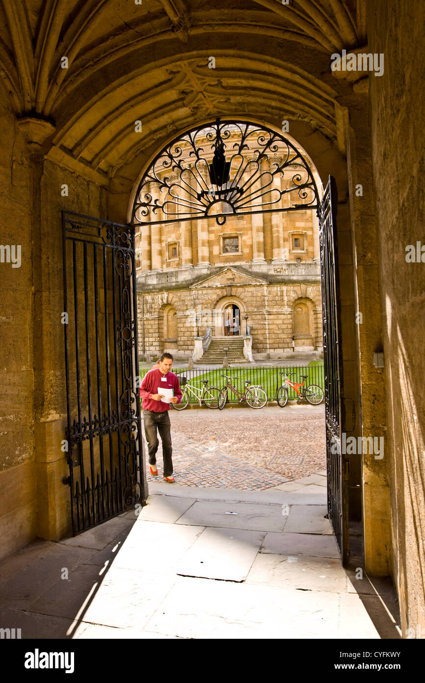 Radcliffe Camera biblioteca Bodleian visto attraverso archway Oxford Oxford Oxfordshire Inghilterra Europa Foto Stock