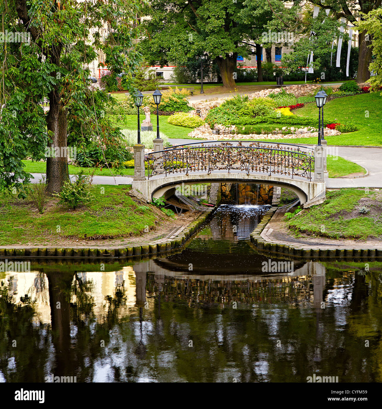 In estate il parco della città di Fiume Foto Stock