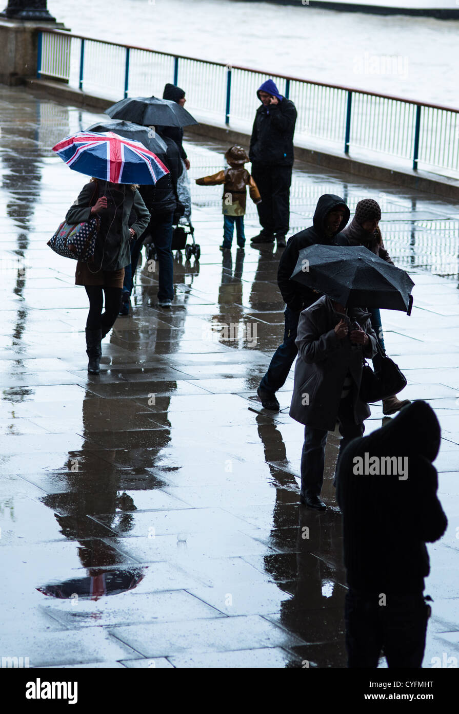 London South Bank in un giorno di pioggia con il Tamigi verso la parte posteriore. Londra. Regno Unito. Foto Stock