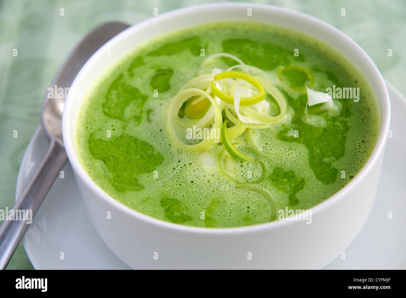Ciotola bianco di colore verde brillante la zuppa di piselli. Foto Stock