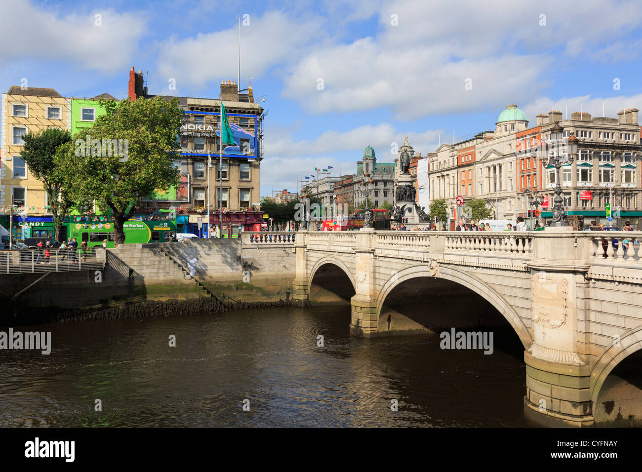 La famosa O'Connell Bridge crossing sul Fiume Liffey nel centro città da Aston Quay, Dublin, Repubblica di Irlanda, Eire Foto Stock