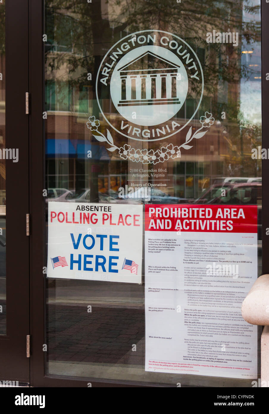 ARLINGTON, VIRGINIA, STATI UNITI D'AMERICA - al voto segno per 2012 elezioni presidenziali. Foto Stock