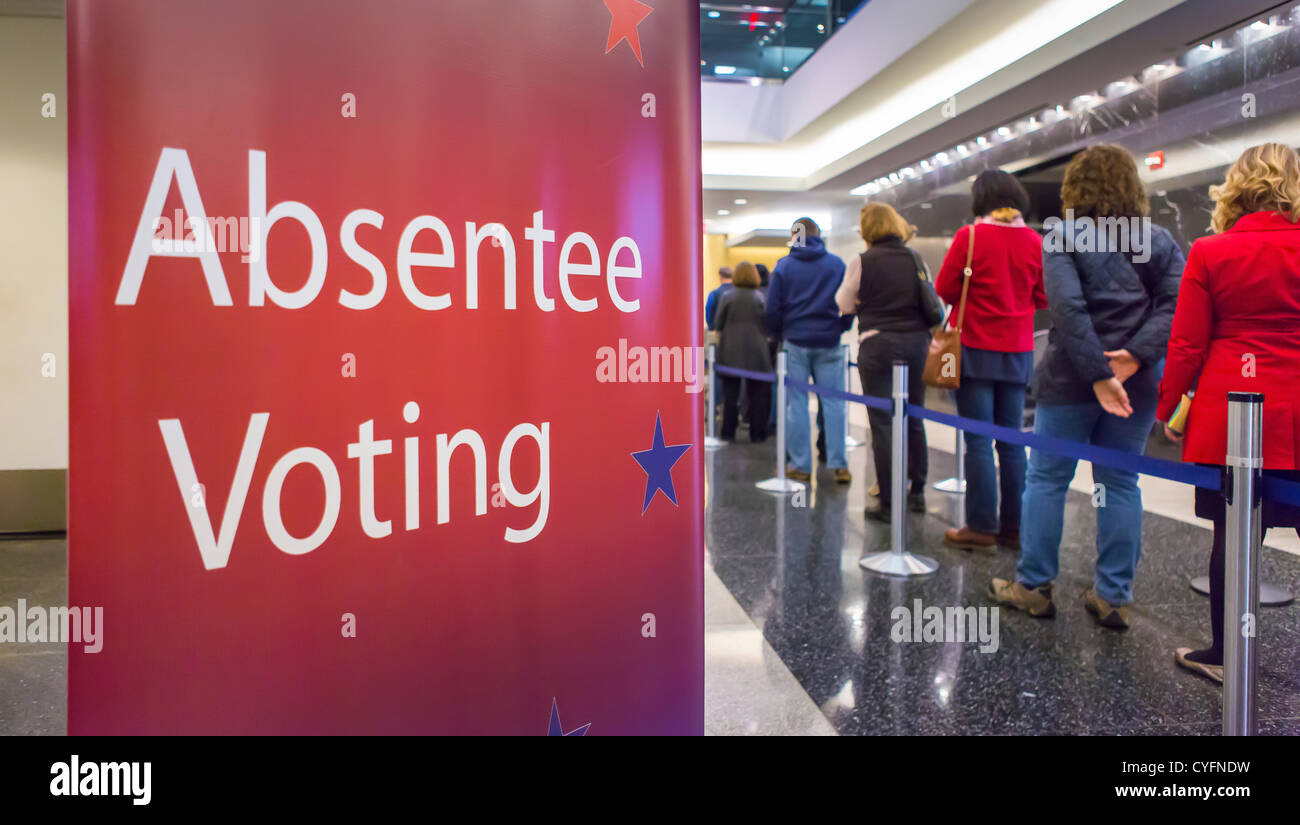 ARLINGTON, VIRGINIA, STATI UNITI D'AMERICA - Persone attendere in linea lungo il 2 novembre 2012 per al voto nelle 2012 elezioni presidenziali. Foto Stock