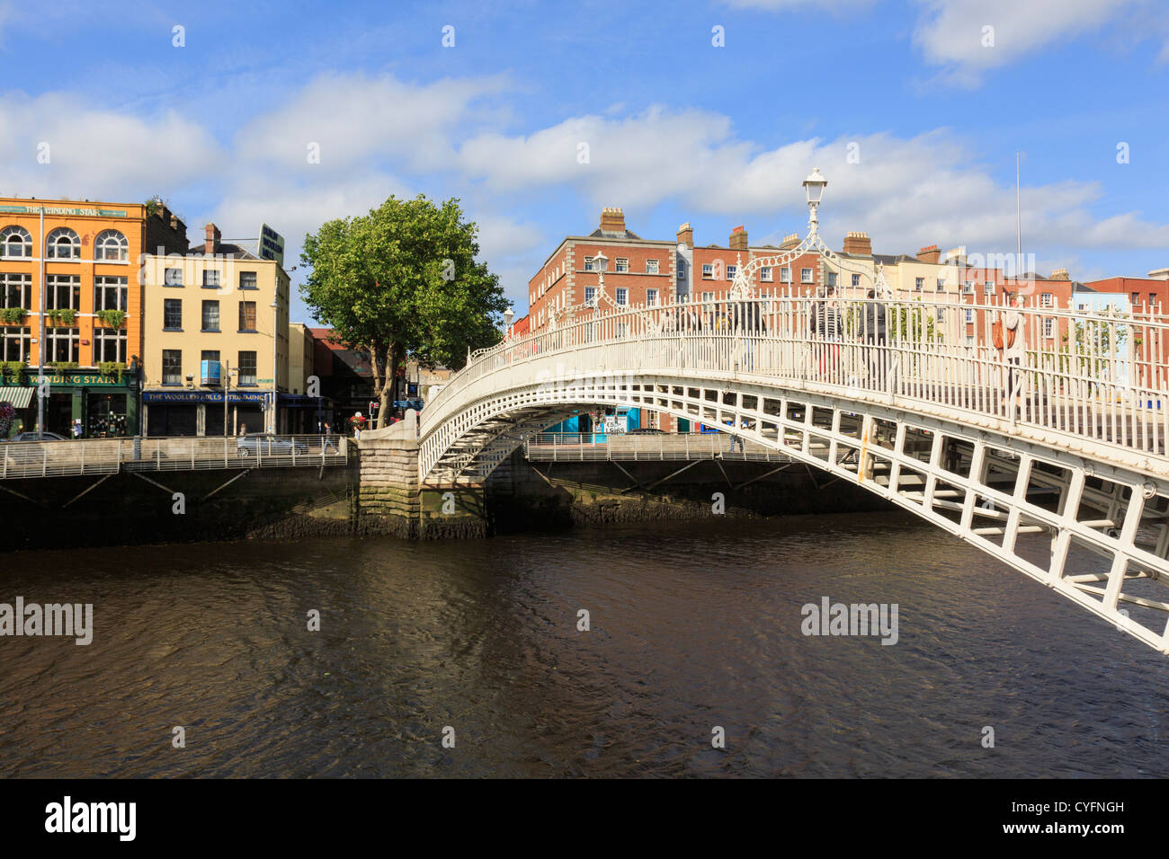 Ghisa Ha'penny (Halfpenny) ponte passerella pedonale Varcando il fiume Liffey di Batchelor a piedi in Dublino Irlanda Eire Foto Stock
