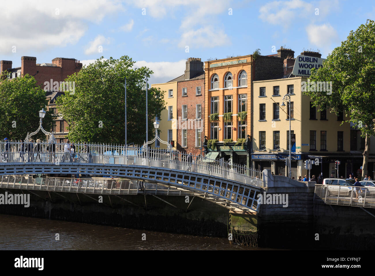Ghisa Ha'penny (Halfpenny) ponte passerella pedonale Varcando il fiume Liffey di Batchelor a piedi in Dublino Irlanda Eire Foto Stock