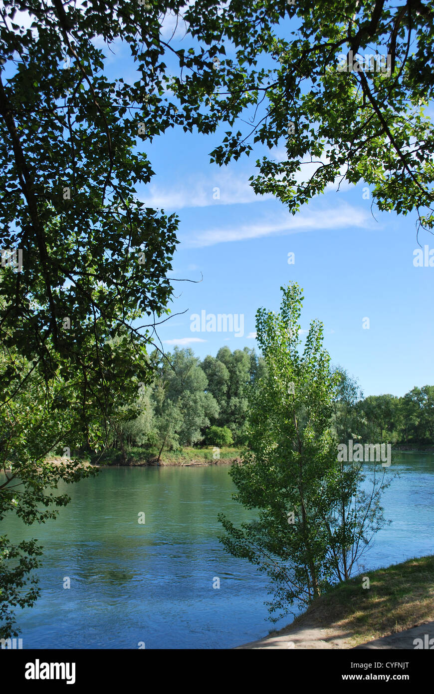 Tranquillo fiume Adda in una giornata di sole, Lombardia, Italia Foto Stock