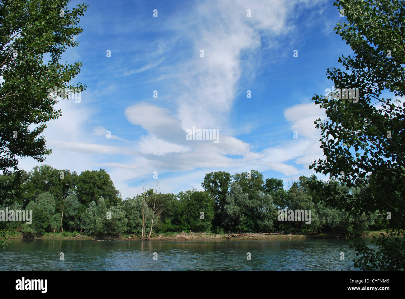 Tranquillo fiume Adda in una giornata di sole, Lombardia, Italia Foto Stock