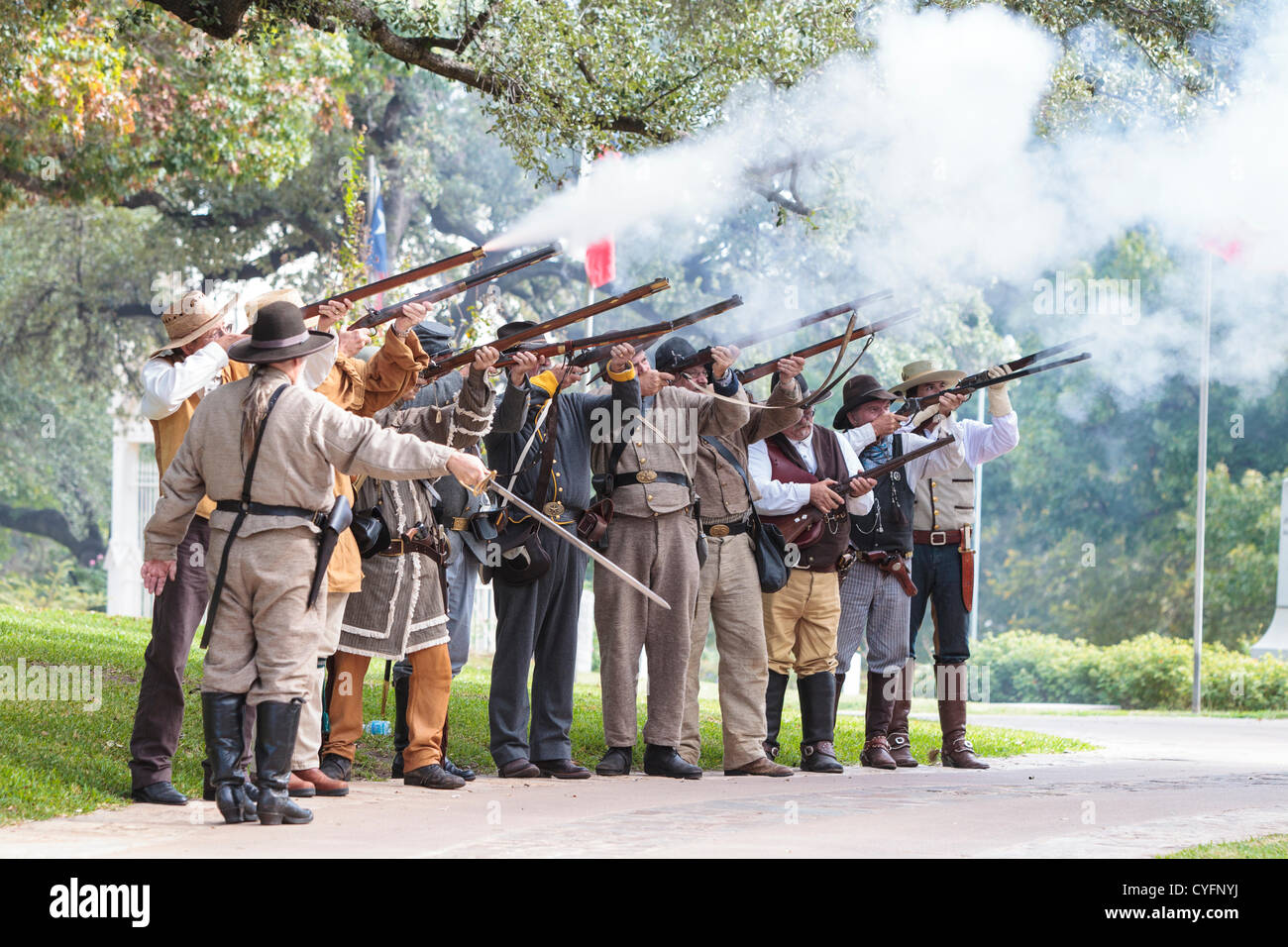 Texas guerra rivoluzionaria re-enactors fire un moschetto omaggio per Stephen F Austin's 219 compleanno di Austin in Texas Foto Stock