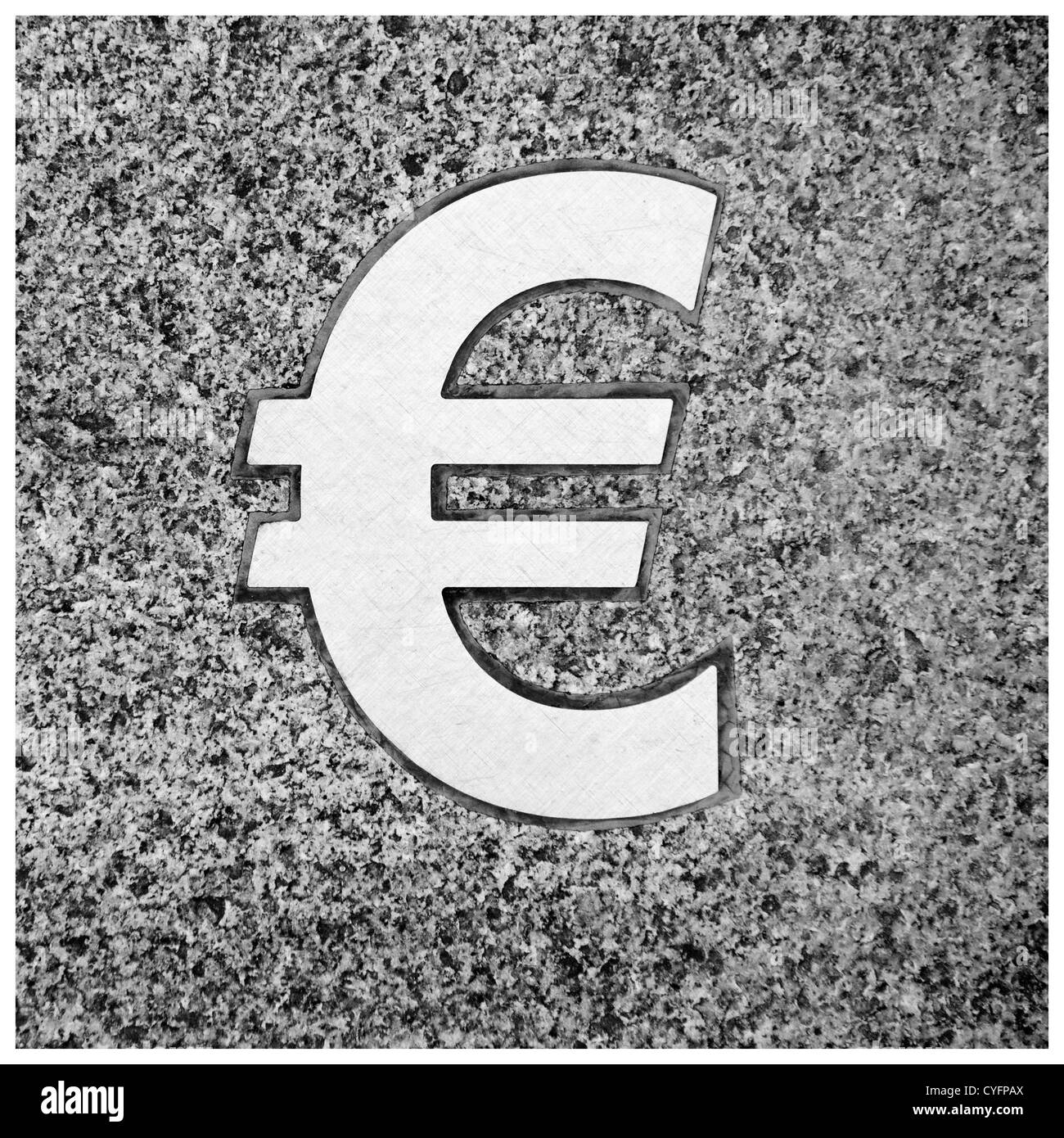 I simboli della tastiera sul marciapiede davanti alla libreria uinversity Berlino: € Euro Foto Stock