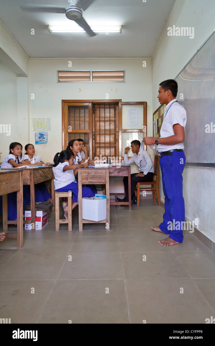 Gli alunni di una classe della ONG Pour un Sourir d'Enfant in Phnom Penh Cambogia Foto Stock